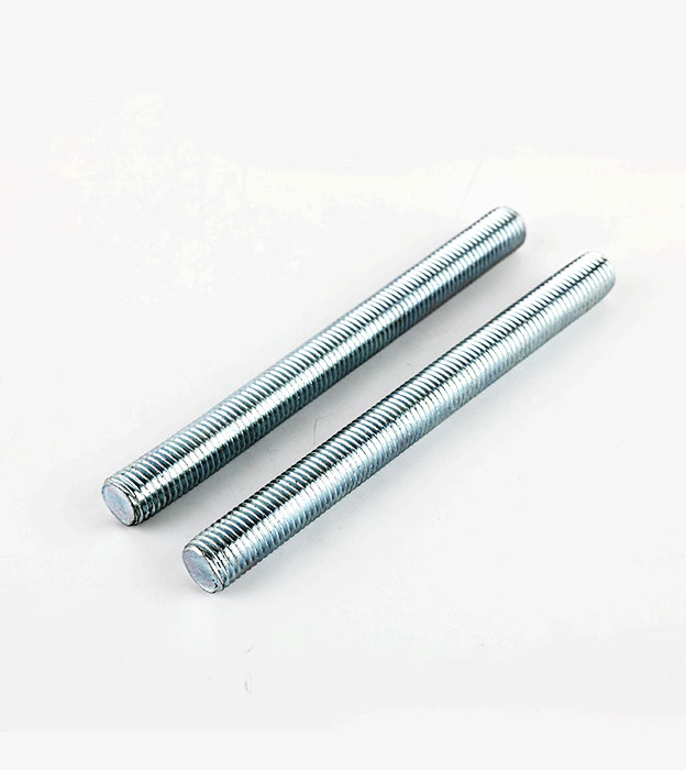 В чем разница между шпильками и болтами с одинарной головкой